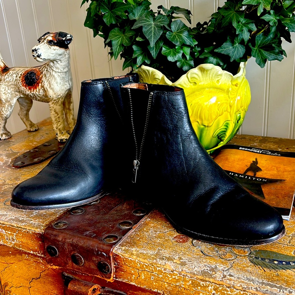 Frye Black Bootie Excellent condition size 6